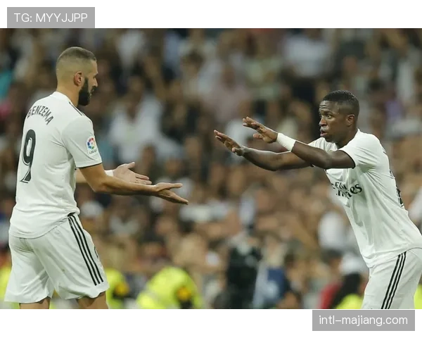 维尼修斯突破造点瞬间，主裁判经VAR确认后维持原判